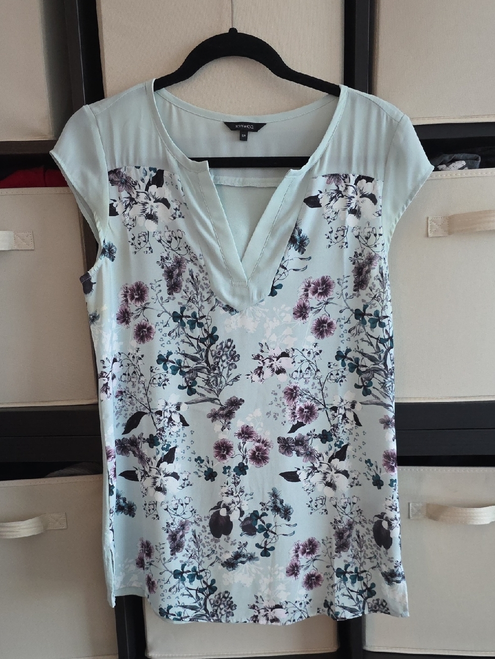 RW&CO. Mint Floral Split V-Neck Blouse